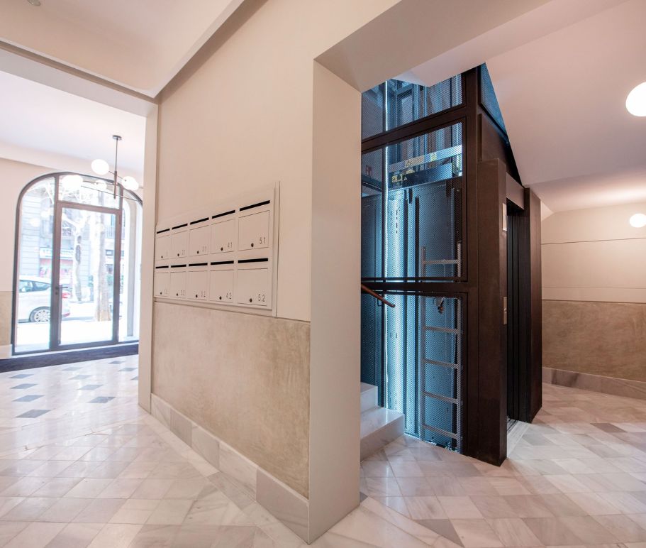 ¿Cómo la reforma de un portal de comunidad impacta en la accesibilidad y estética de un edificio?