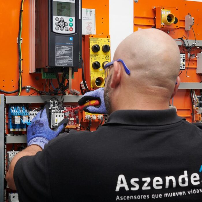 Mantenimiento predictivo de un ascensor con el sistema ARM