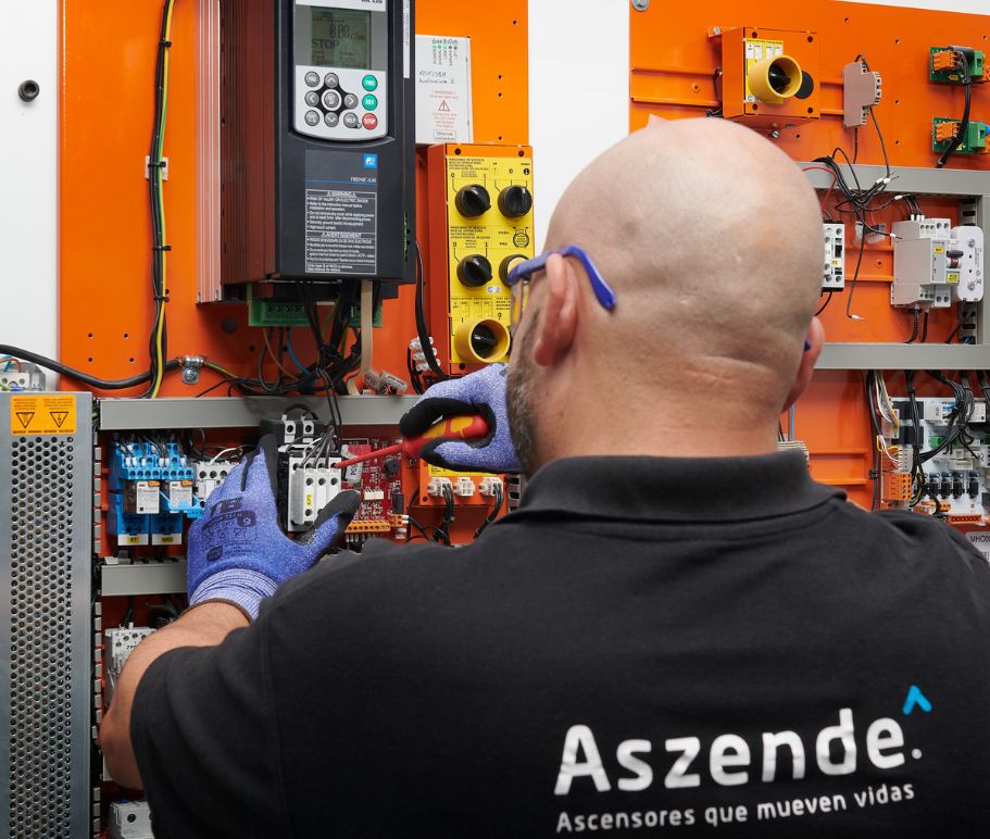 Mantenimiento predictivo de un ascensor con el sistema ARM