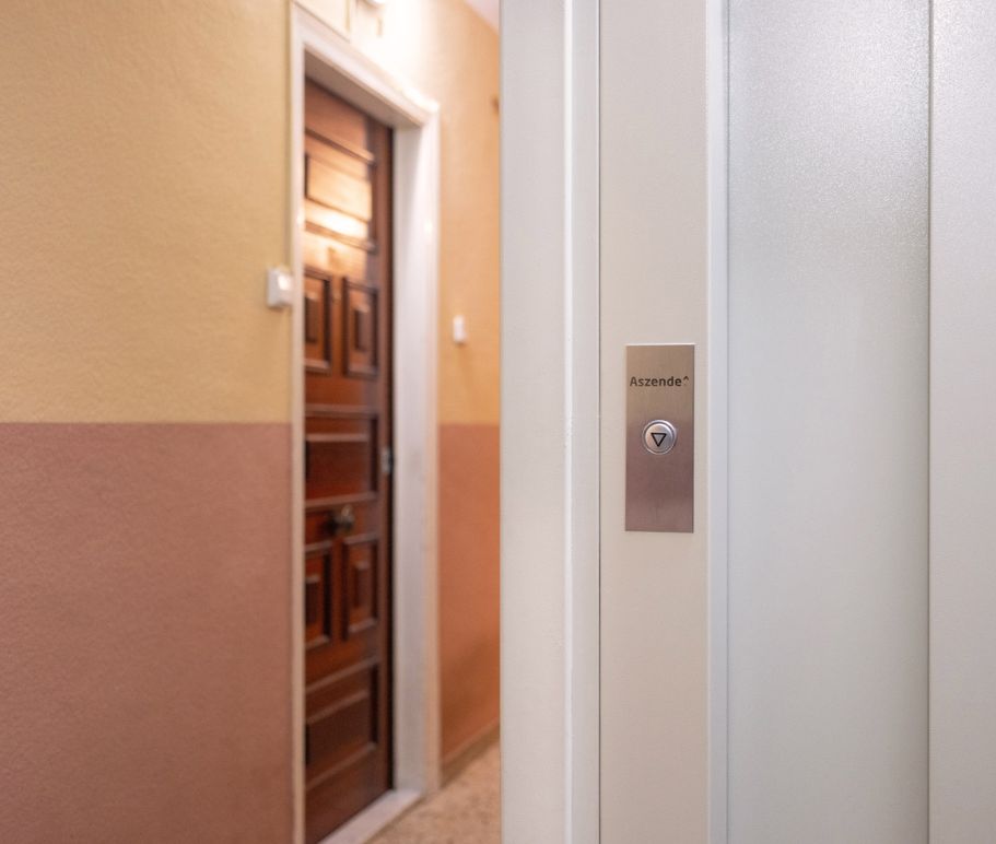 bajos pagan mantenimiento de ascensor